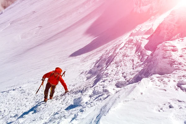 Hiker at the top of a pass — Stock Photo, Image