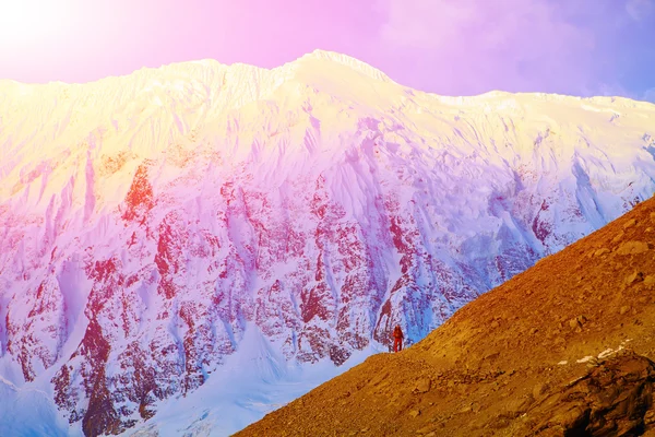 Climbers at the top of a pass — Stock Photo, Image