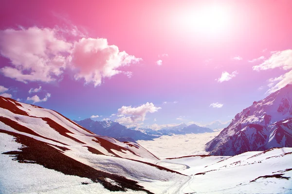 雪帽的山. — 图库照片