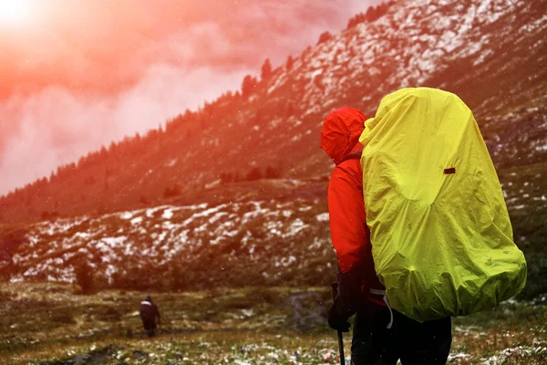 Hiker in the mountains — Stock Photo, Image