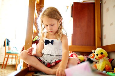 oynarken sevimli küçük kız 