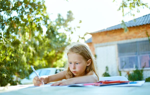 Menina com desenho caneta esboço — Fotografia de Stock