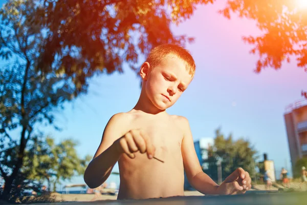 Menino com desenho caneta esboço — Fotografia de Stock