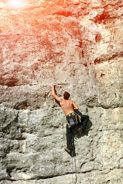 Rock klimmer klimmen van een klif — Stockfoto