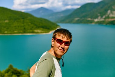 Dağlarda yürüyüş yapan