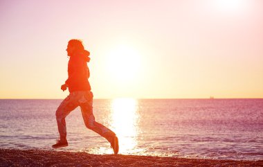 Kumsalda koşan kız.