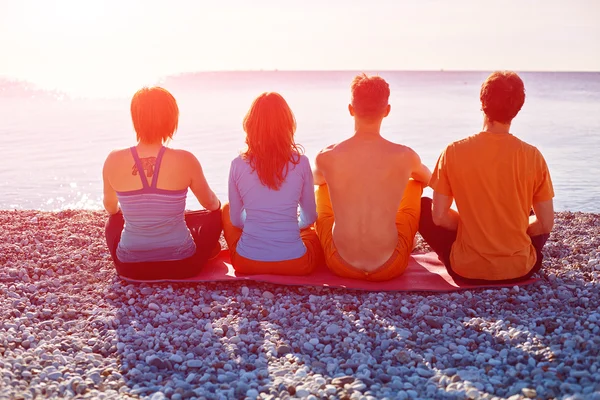 Grupp vänner på stranden — Stockfoto