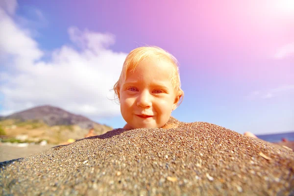 Menina olha para a câmera — Fotografia de Stock