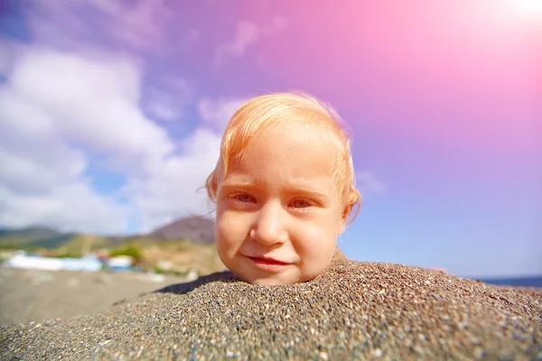 Menina olha para a câmera — Fotografia de Stock