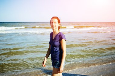 Deniz kıyısındaki kız.