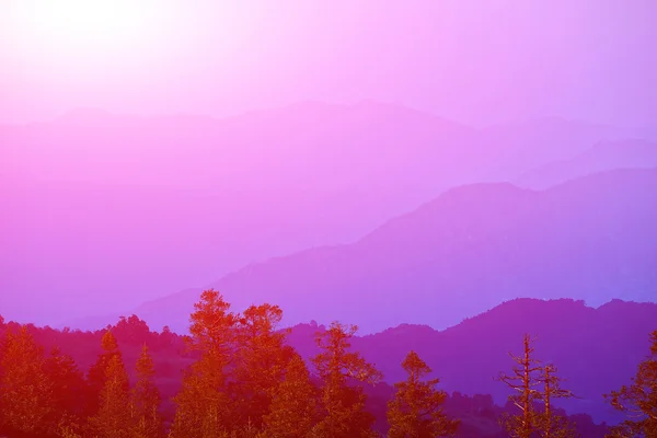 日出在群山中 — 图库照片