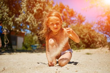 oynarken sevimli küçük kız 