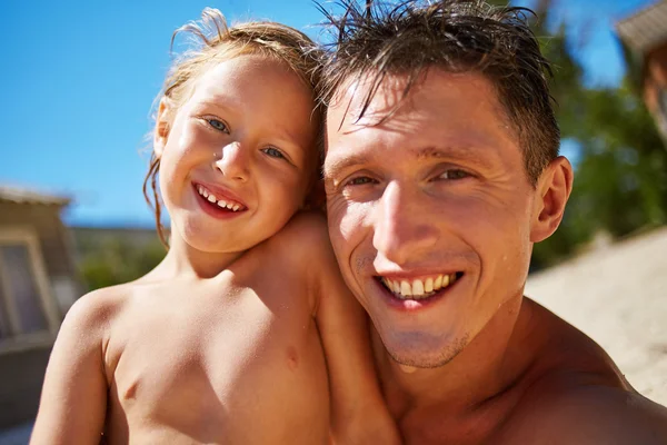 Man and girl looks into the camera — Stok fotoğraf