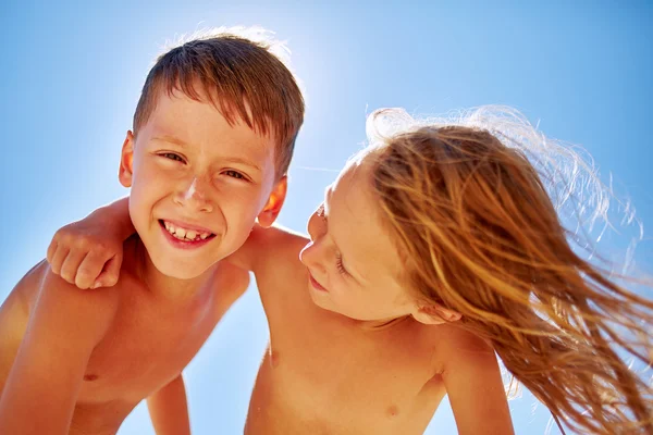 Menino e menina olha para a câmera — Fotografia de Stock