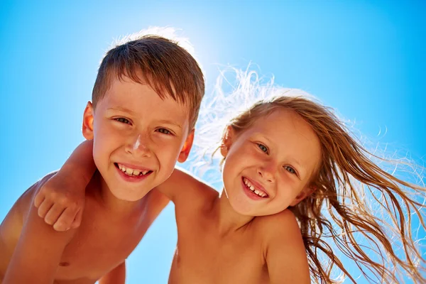 Menino e menina olha para a câmera — Fotografia de Stock