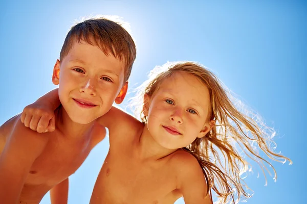 Boy and girl looks into the camera — Stok fotoğraf