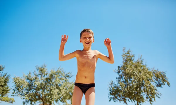 Jongen kijkt in de camera — Stockfoto