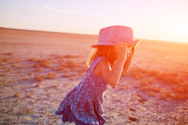 Ragazza nel deserto — Foto Stock