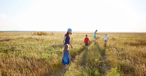 Family in the field — Stock Photo, Image