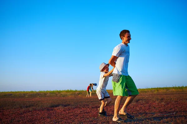 Family in the field — Stock Photo, Image