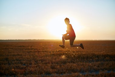 Çölün ortasında çocuk