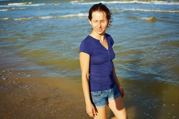 Jente på stranden – stockfoto