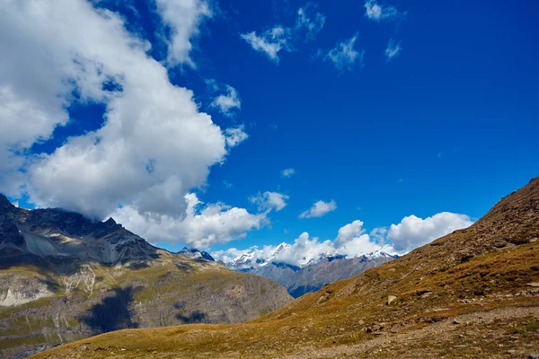 Montañas cubiertas de nieve . — Foto de Stock