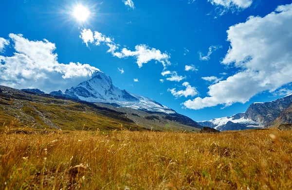 Montañas cubiertas de nieve . — Foto de Stock