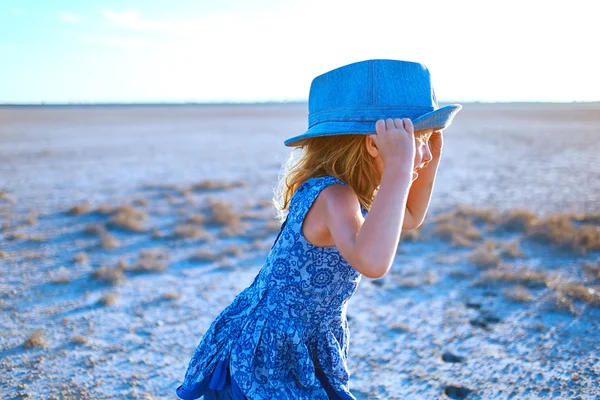 Ragazza nel deserto — Foto Stock