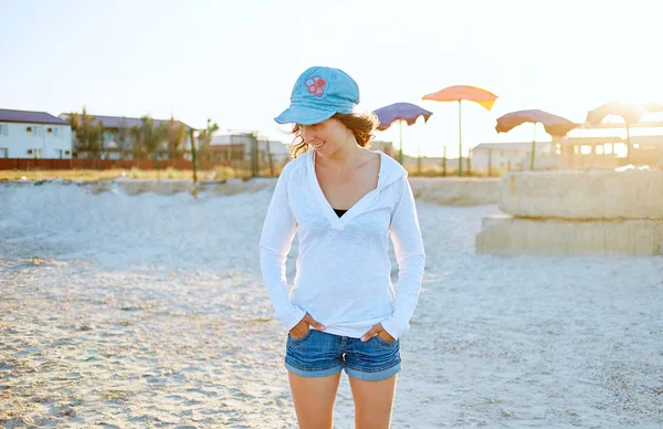 Mujer en la playa del mar — Foto de Stock