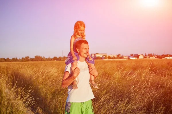 Familia en el campo — Foto de Stock