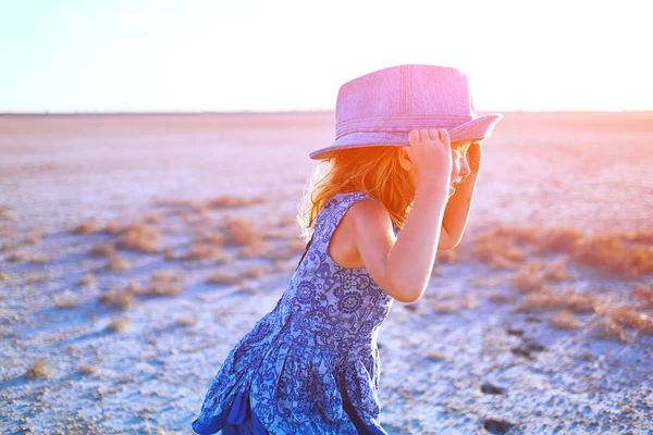 Ragazza nel deserto — Foto Stock