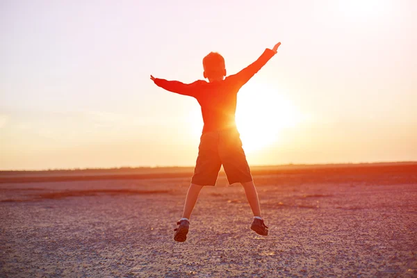 Junge in der Wüste — Stockfoto