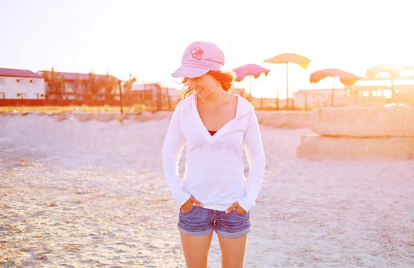 Mujer en la playa del mar — Foto de Stock