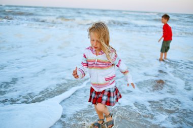 oynarken sevimli küçük kız 