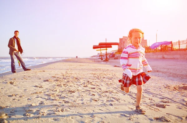 Девушка на морском пляже — стоковое фото