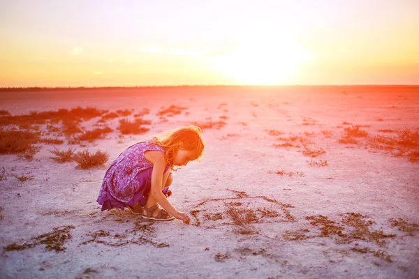 Girl  drawing — Stock Photo, Image