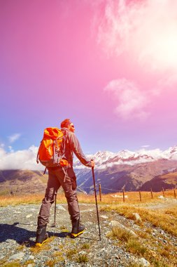 Dağlarda yürüyüş yapan