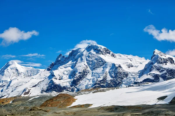 Sneeuw bedekte bergen. — Stockfoto