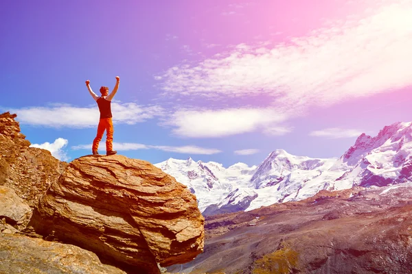 Hiker at the top of a pass — Stock Photo, Image