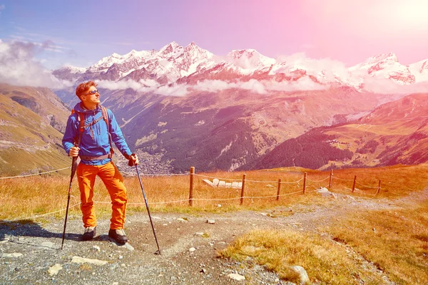 Randonneur dans les montagnes — Photo