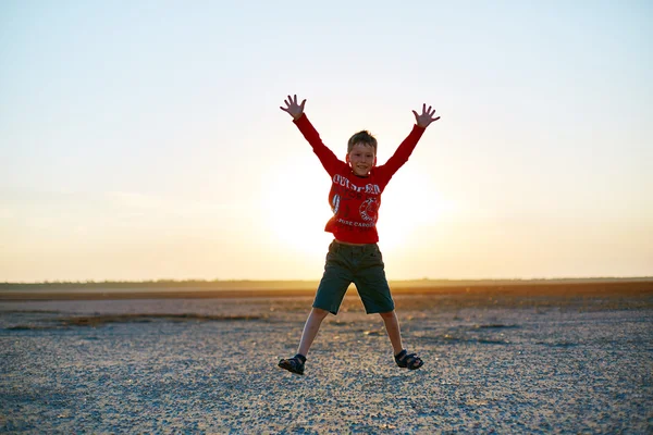 Junge in der Wüste — Stockfoto