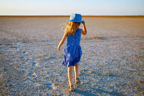 Chica en el desierto — Foto de Stock