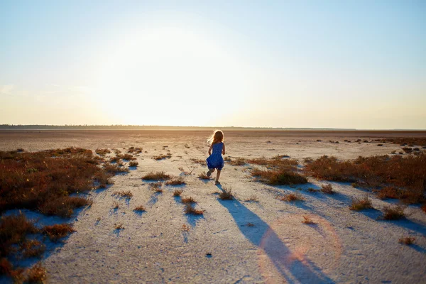 Jente i ørkenen – stockfoto