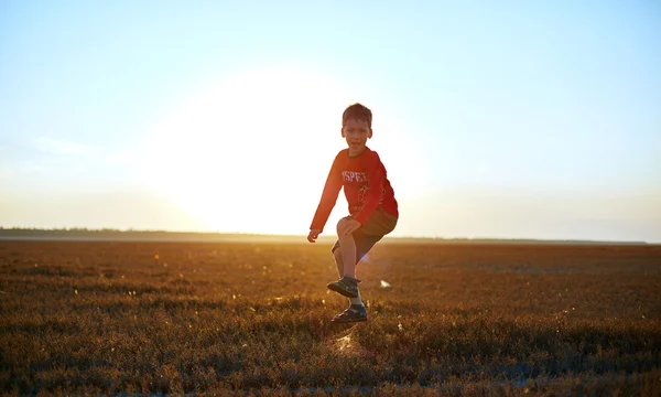 Boy in the desert — Stock Photo, Image