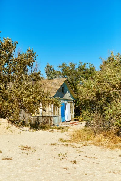 Puinen bungalow rannalla — kuvapankkivalokuva