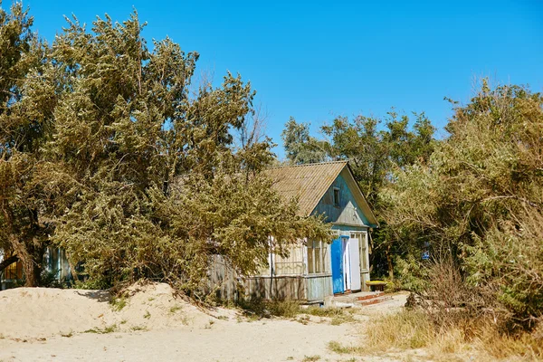 Puinen bungalow rannalla — kuvapankkivalokuva