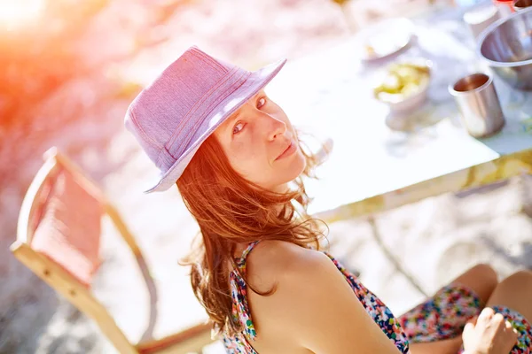 Mujer en la playa — Foto de Stock