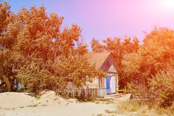 Puinen bungalow rannalla — kuvapankkivalokuva