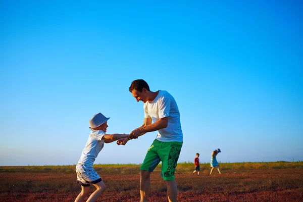 Família no campo — Fotografia de Stock